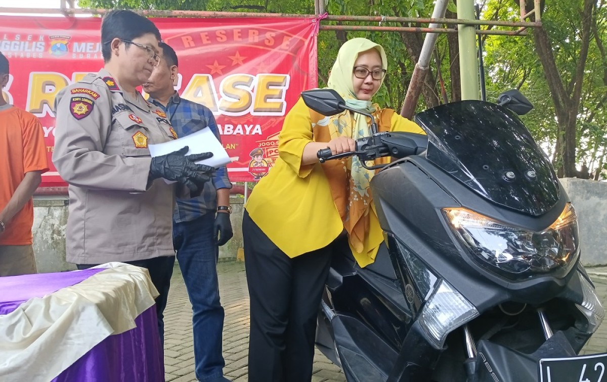 Korban saat menerima kembali motornya yang sempat hilang dicuri. (Foto: Rama Indra/jatimnow.com)