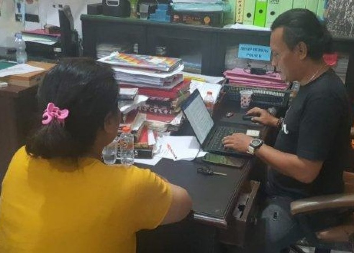 Salah satu tersangka (baju kuning) dimintai keterangan petugas.(foto: istimewa)