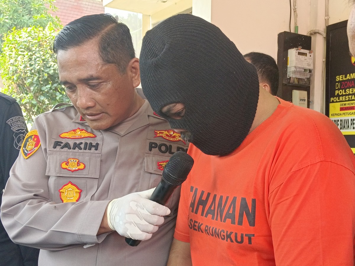 Kapolsek Rungkut, Kompol Muchamad Fakih meminta keterangan tersangka.(foto : Rama Indra/jatimnow.com)