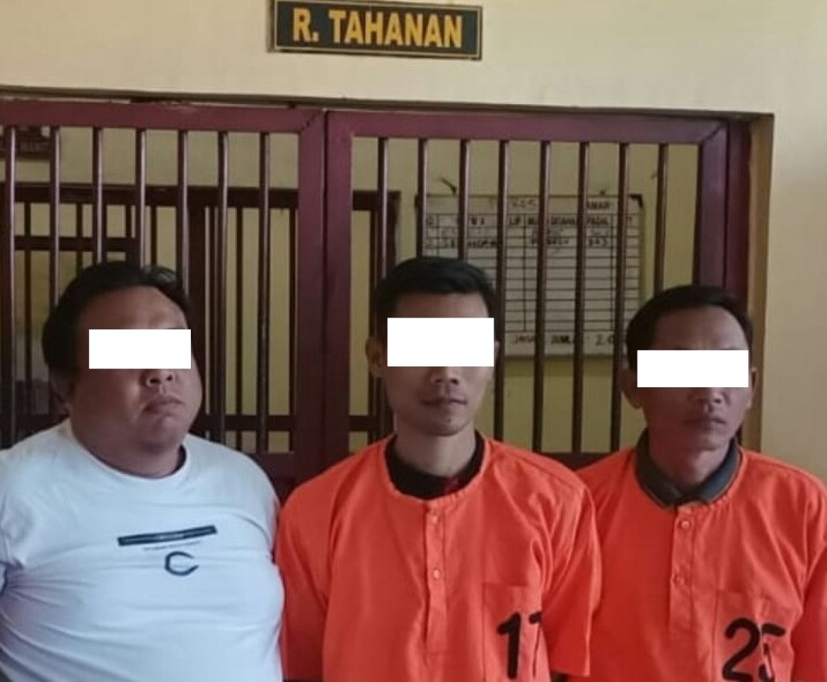 Tiga oknum yang diamankan polisi. (Foto: Cipto for jatimnow.com)