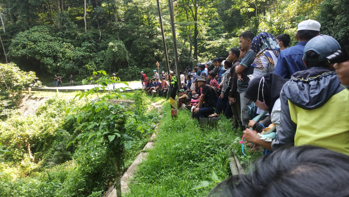 Warga sedang menonton proses evakuasi truk Fuso dari dalam jurang.(Foto: Eko Purwanto/jatimnow.com)