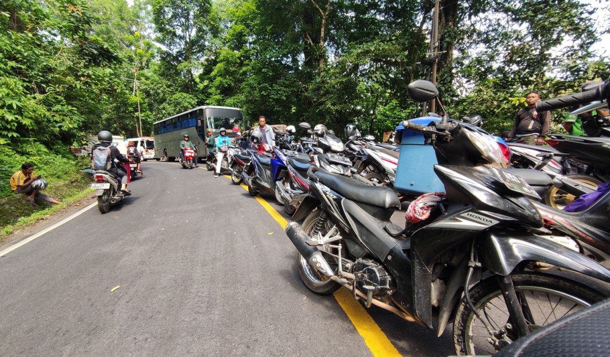 Antrean kendaraan di jalur Gumitir KM 34, lokasi evakuasi bangkai truk Fuso menggunakan alat berat (Foto: Eko Purwanto/jatimnow.com)