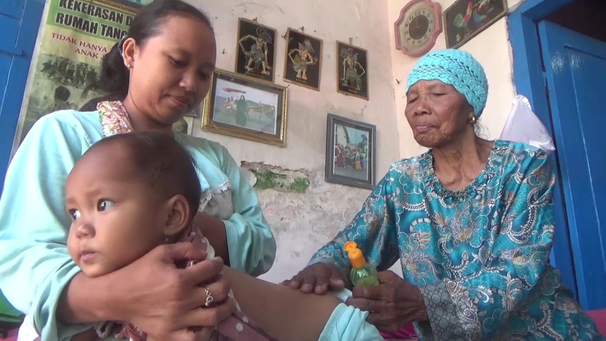 Solati saat memijat bayi di rumahnya (Foto-foto: Elok Aprianto/jatimnow.com)