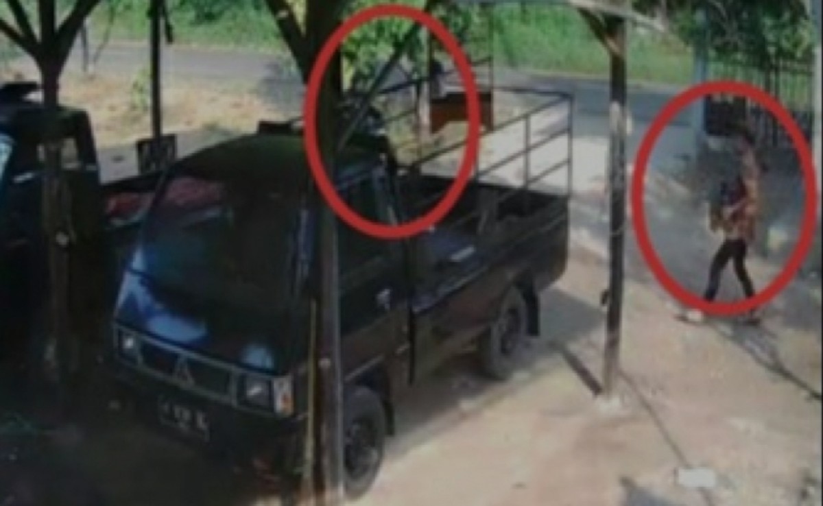 Aksi Dua Pencuri Suku Cadang Mobil di Bangkalan Terekam CCTV