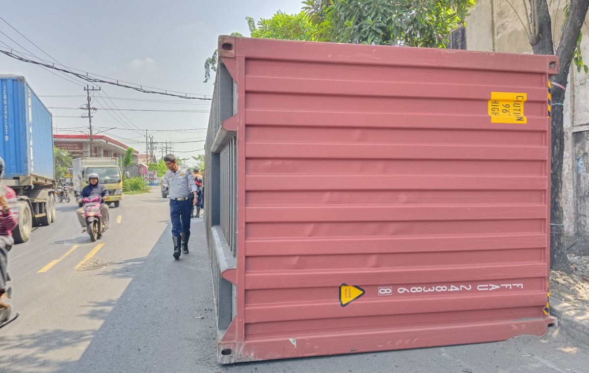 Kontainer Misterius Terguling di Jalan Ikan Dorang Surabaya