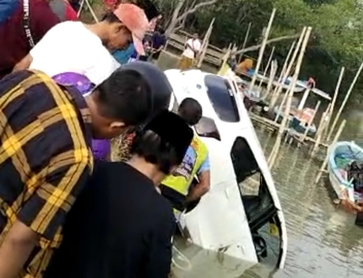 Proses evakusi mobil yang terjebur laut.(istimewa)