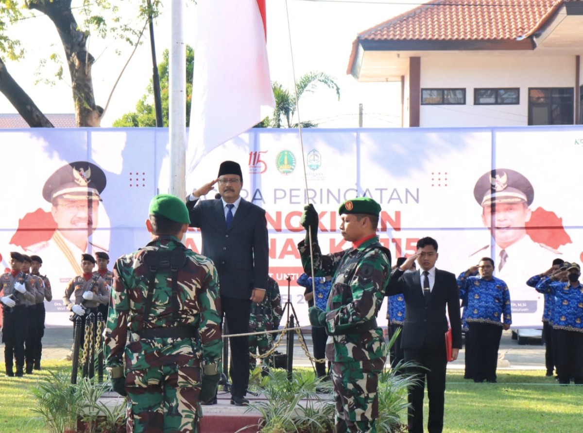 Gus Ipul saat menjadi inspektur upacara. (Foto: Pemkot Pasuruan)
