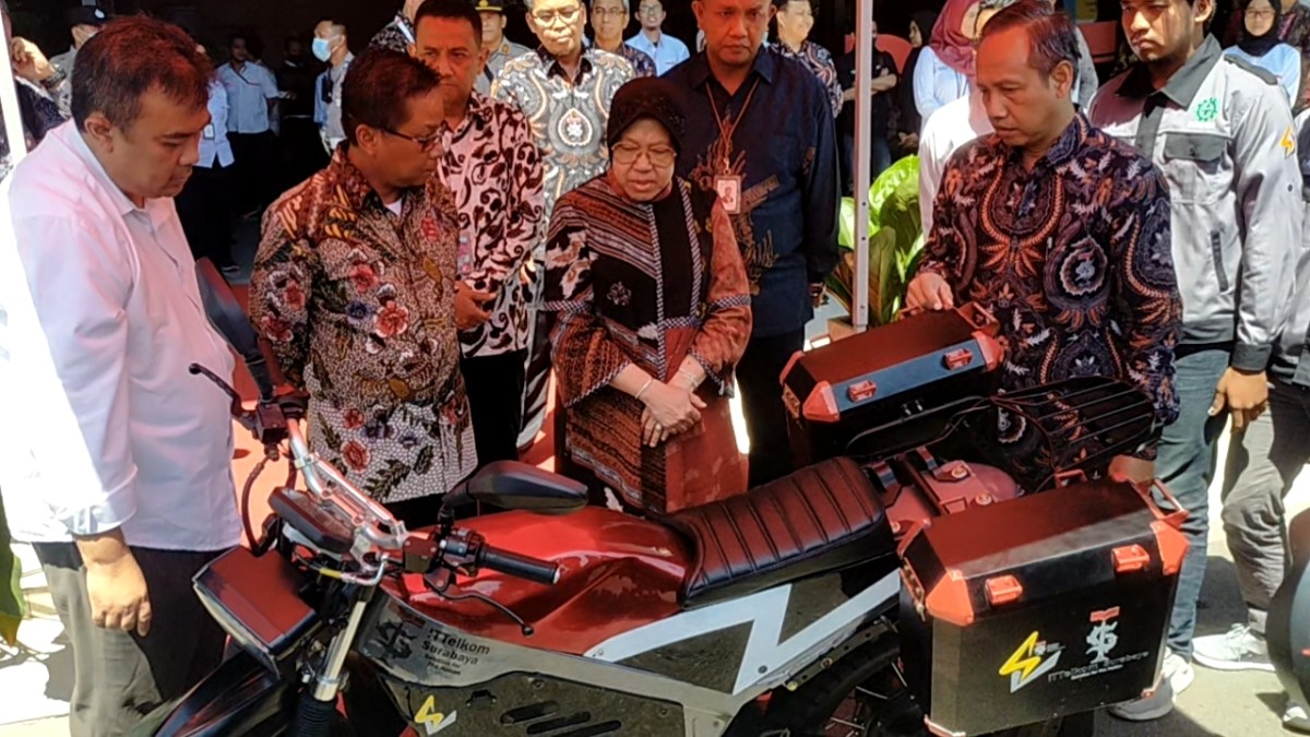 Mensos Tri Rismaharini melihat motor listrik yang akan dipesannya. (foto: Fahrizal Tito/jatimnow.com)