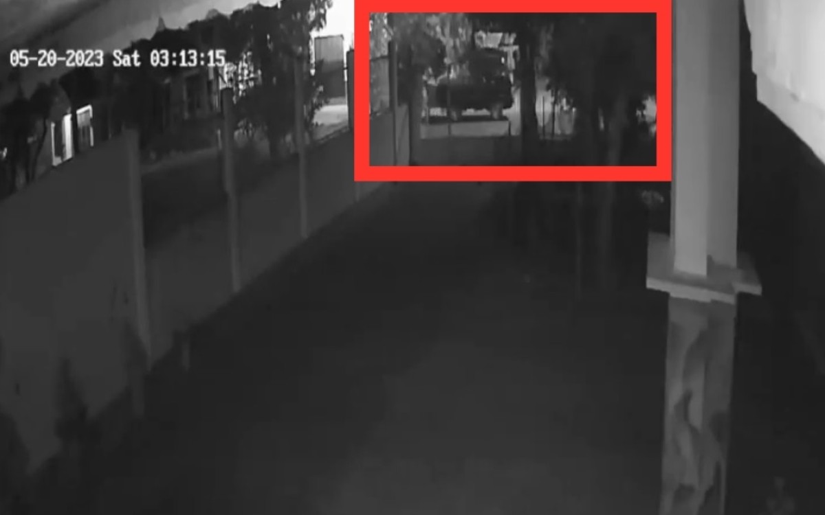 Komplotan saat mendorong pikap hasil curian terlihat dari rekaman cctv. (Foto: Achmad Supriyadi/jatimnow.com)
