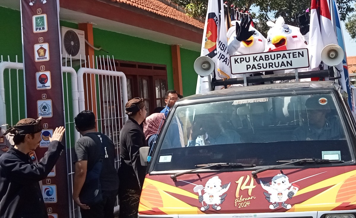 Mobil kirab pemilu KPU Kabupaten Pasuruan yang akan melintasi 21 kecamatan.(foto: Mochamad Rois/jatimnow.com)