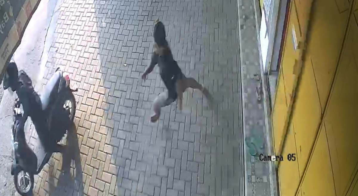 Saksi berusaha mengejar pelaku yang membawa kabur motornya. (Foto: tangkapan layar CCTV)