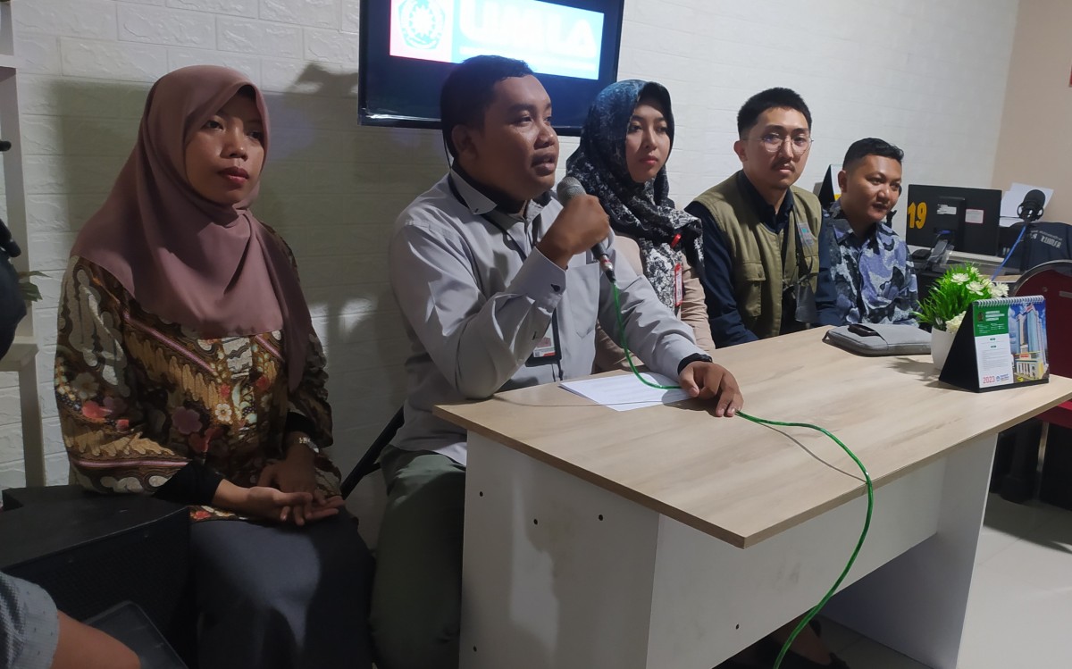 Dekanat Fakultas Sains, Teknologi dan Pendidikan, Umla ketika menyampaikan keinginannya membeli bangkai pesawat temuan Nelayan Desa Weru, Paciran, Lamongan. (Foto : Adyad Ammy Iffansah/jatimnow.com)