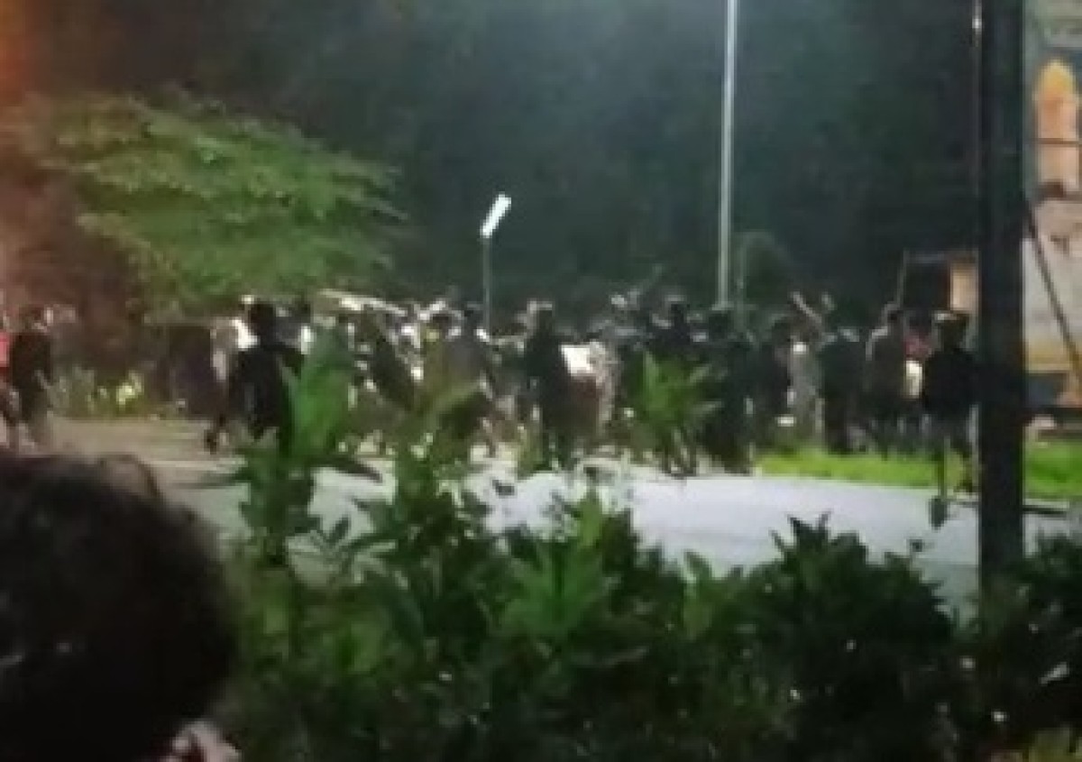 Masa dari anggota perguruan pencak silat Kera sakti saat merusak pos Satpam Pabrik Orang Tua di Desa Daditunggal. (Foto: Elok Aprianto/jatimnow.com)