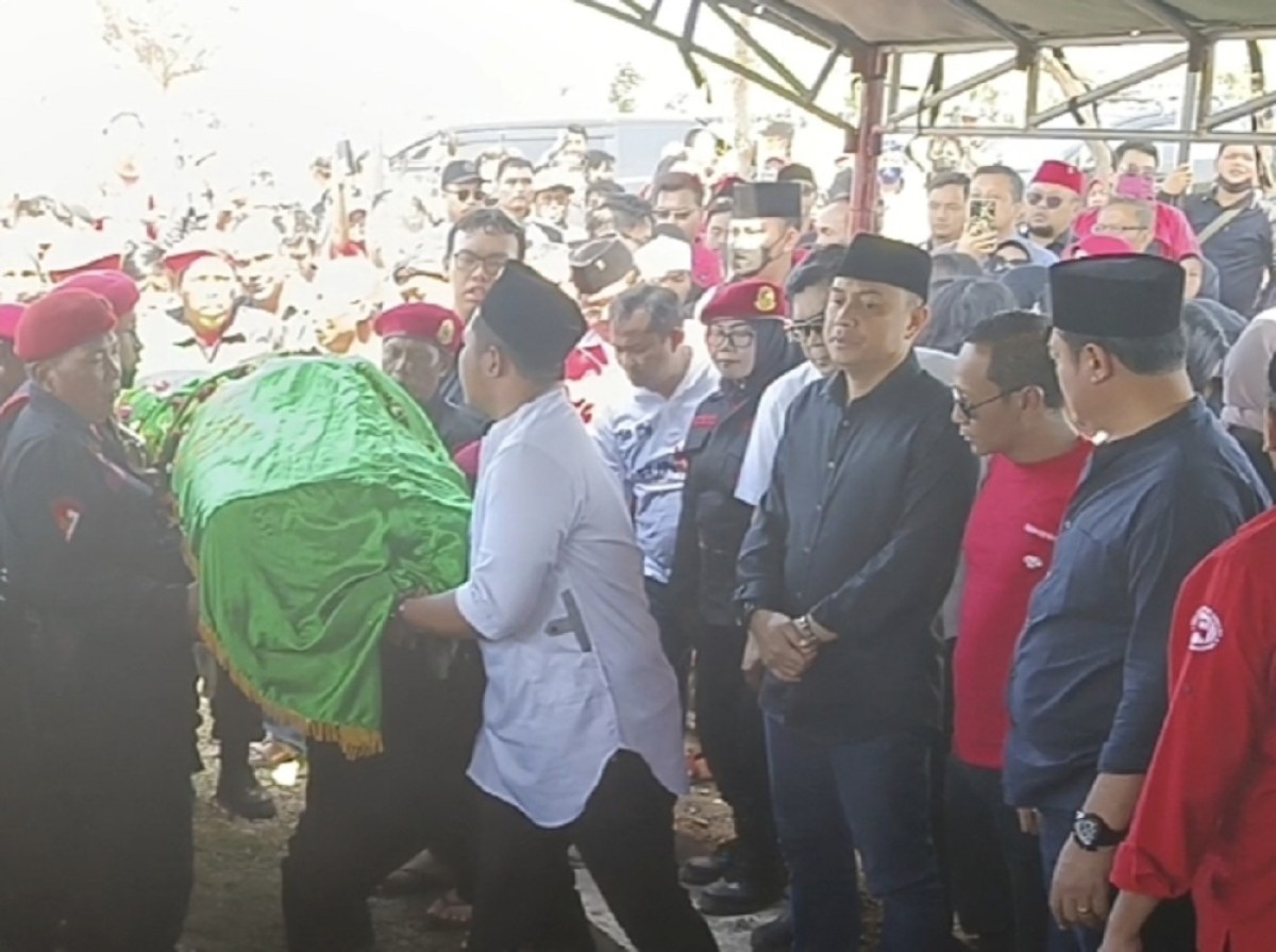 Proses pemakaman Whisnu Sakti Buana. (Foto: Rama Indra/jatimnow.com)