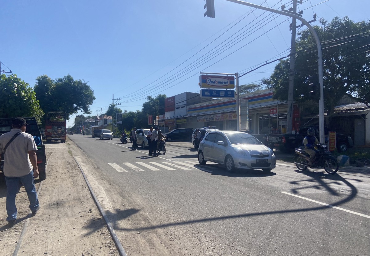 Dishub Ponorogo memasang traffic light di Simpang Empat Brahu (Foto: Ahmad Fauzani/jatimnow.com)