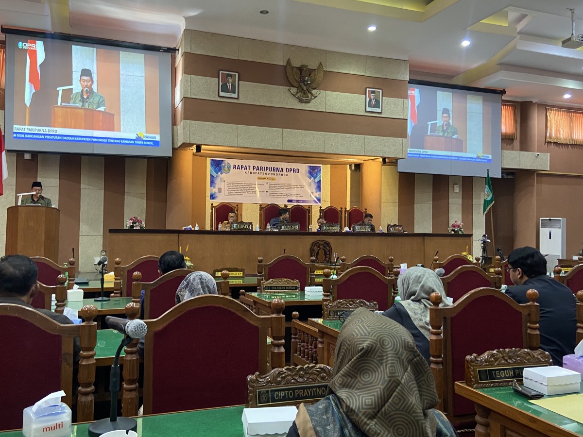 Penyerahan berkas rekomendasi DPRD Ponorogo atas LKPJ Bupati Tahun 2022 (Foto: Ahmad Fauzani/jatimnow.com)