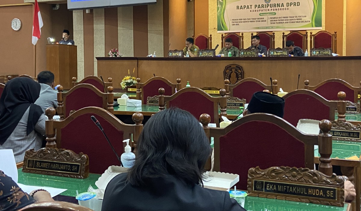 Pandangan Umum, Seluruh Fraksi DPRD Ponorogo Sepakat Bahas Raperda Kawasan Tanpa Rokok (Ahmad Fauzani/jatimnow.com)