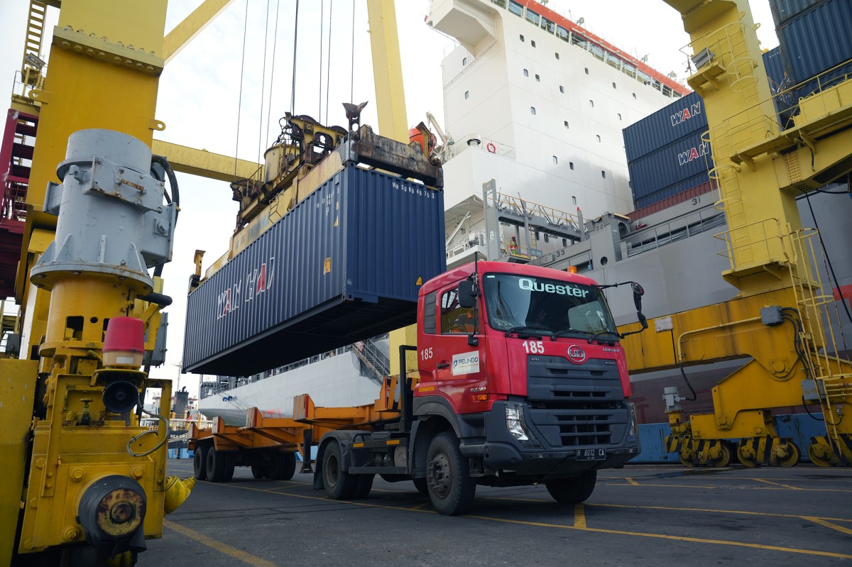Kegiatan Bongkar Muat di Dermaga Terminal Petikemas Semarang. (Foto-foto: Pelindo for jatimnow.com)