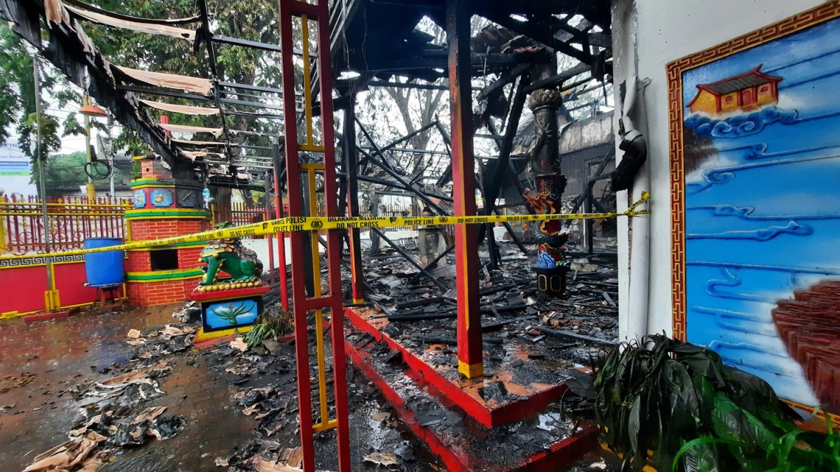 Garis polisi terpasang di Klenteng Hiap Thian Kiong Mojosari yang terbakar (Foto: AchmadSupriyadi/jatimnow.com)