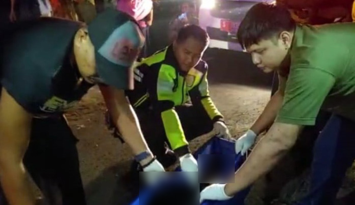 Polisi mengevakuasi korban usai terlindas mobil pengangkut santri.(Elok Aprianto/jatimnow.com)