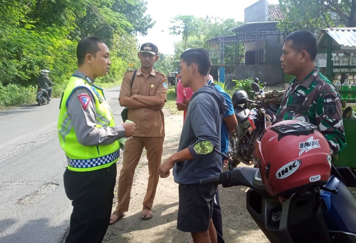 Polisi meminta keterangan sejumlah saksi (Foto : Unit Gakkum Satlantas Polres Lamongan for jatimnow.com)