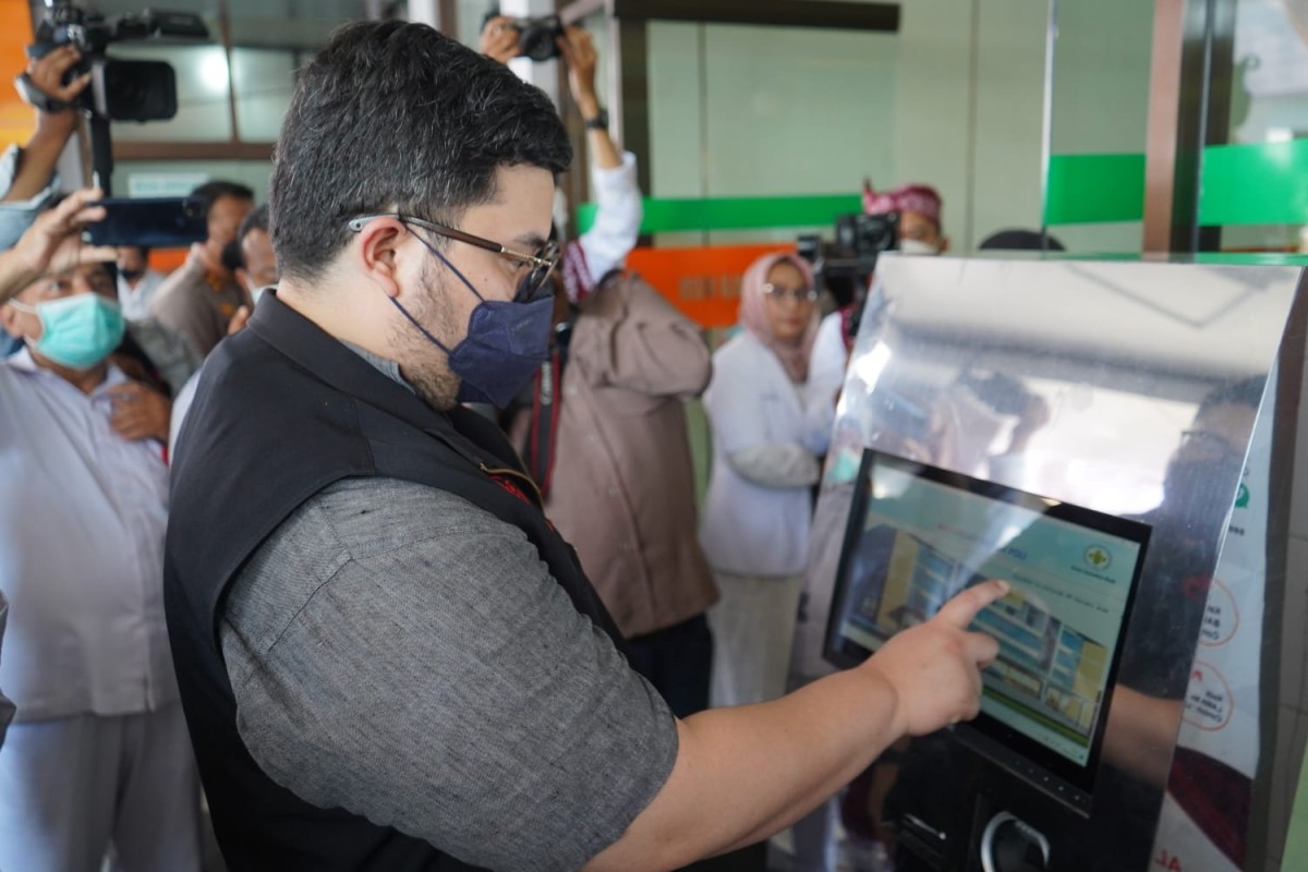 Mas Dhito mencoba layanan SIMRS. (Foto: Humas Pemkab Kediri for jatimnow.com)