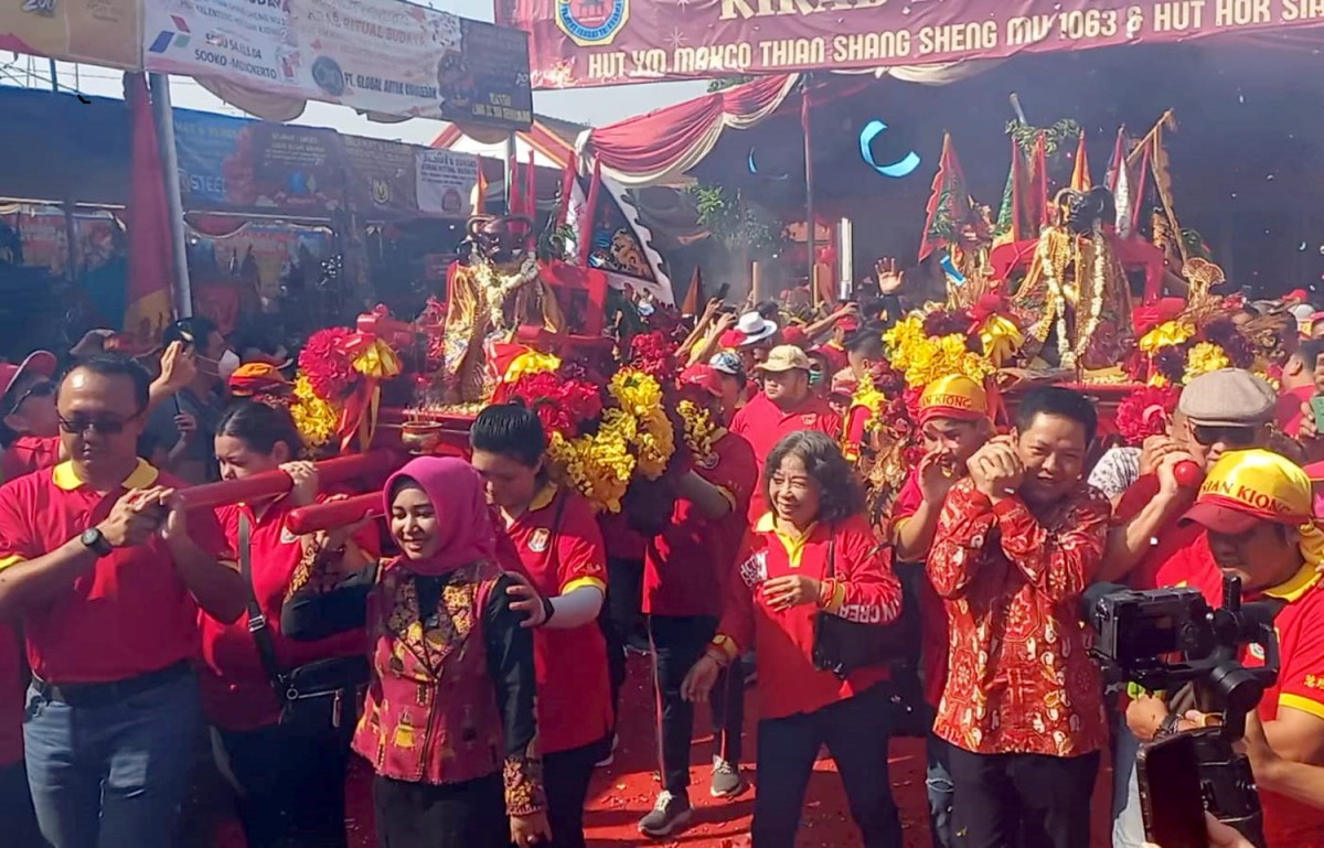 Wali Kota Mojokerto Ika Puspitasari (Ning Ita) bersama suami Supriyadi Karima Saiful saat kirab (Foto-foto: Achmad Supriyadi/jatimnow.com)