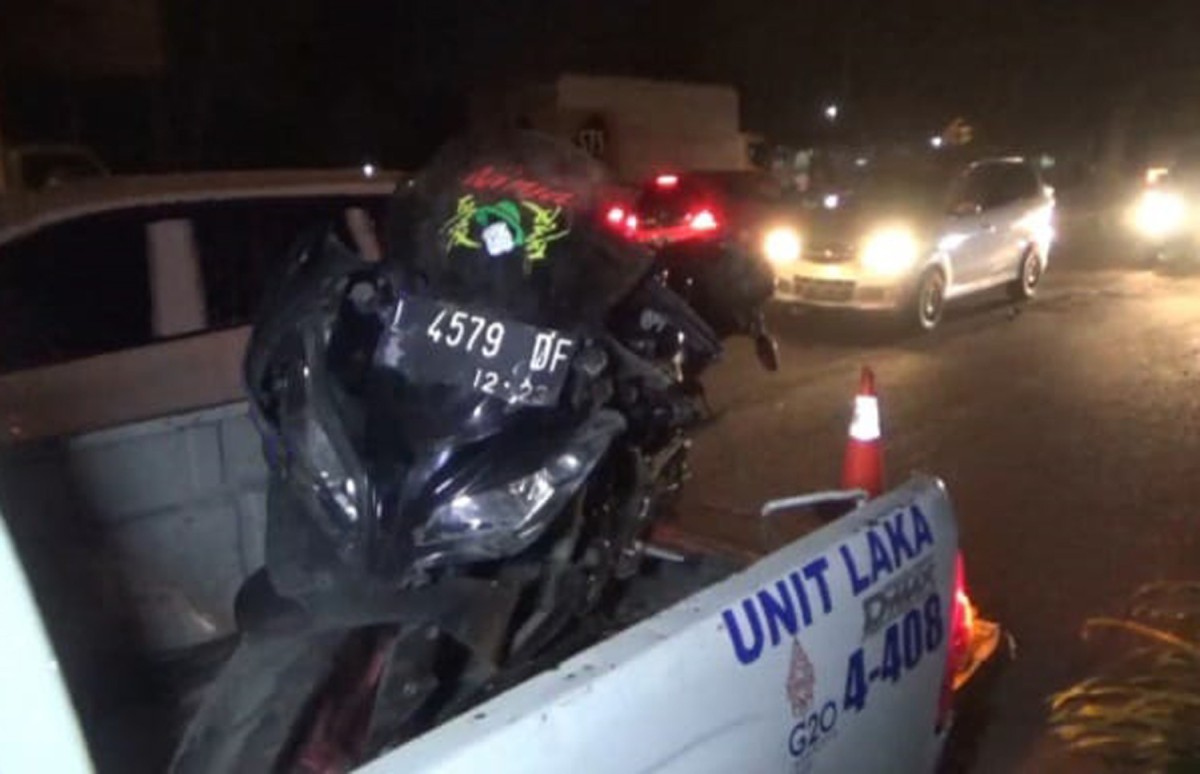 Motor Kawasaki Ninja tabrak pohon (Foto: Elok Aprianto/jatimnow.com)