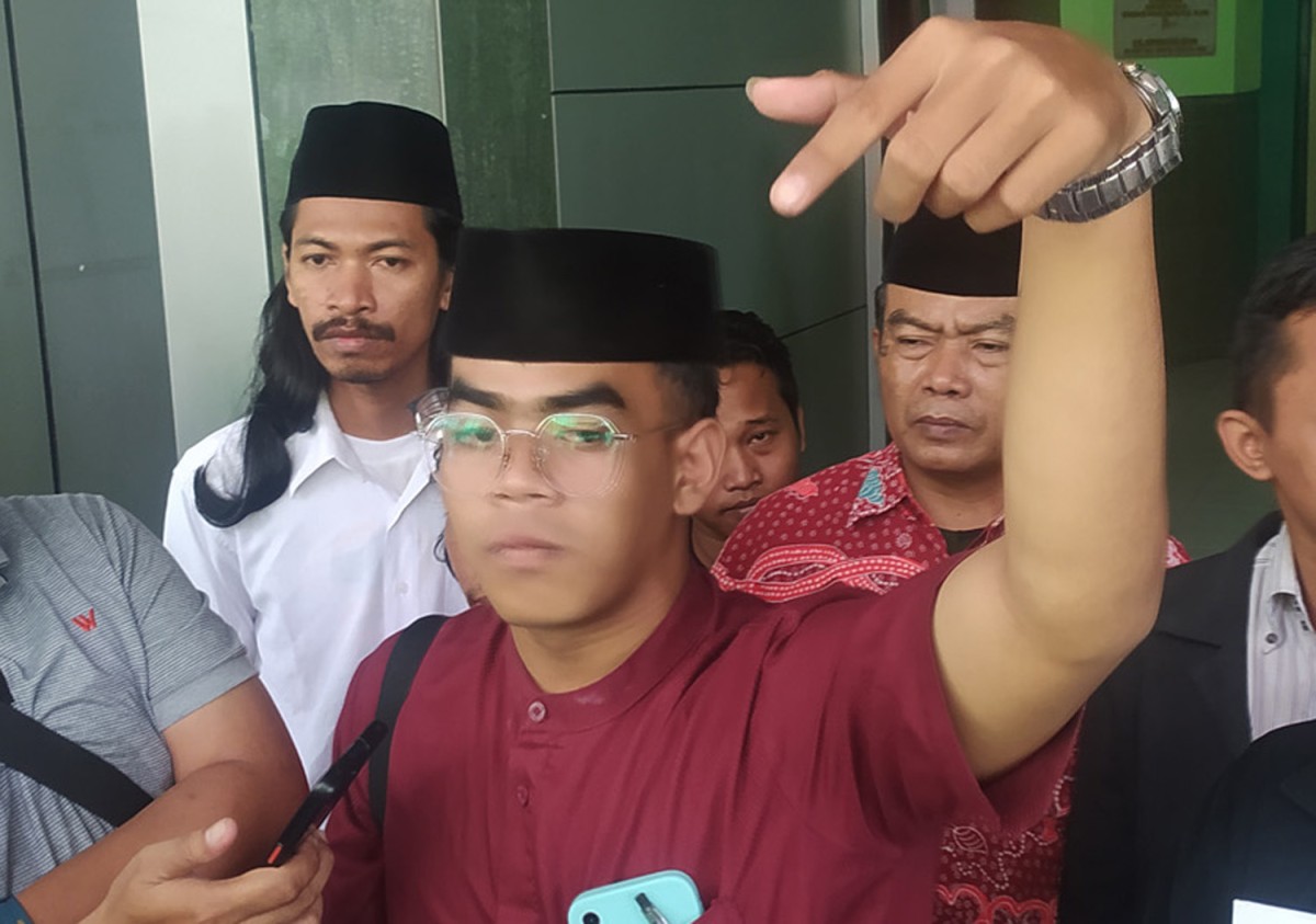Habib, petugas jaga Kantor PCNU Lamongan (Foto: Adyad Ammy Iffansah/jatimnow.com)