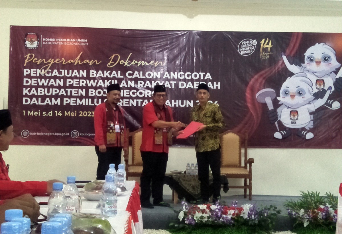 Ketua DPC PDI Perjuangan Bojonegoro H Abidin Fikri saat menyerahkan berkas pendaftaran bacaleg ke KPU setempat (Foto: Misbahul Munir/jatimnow.com)