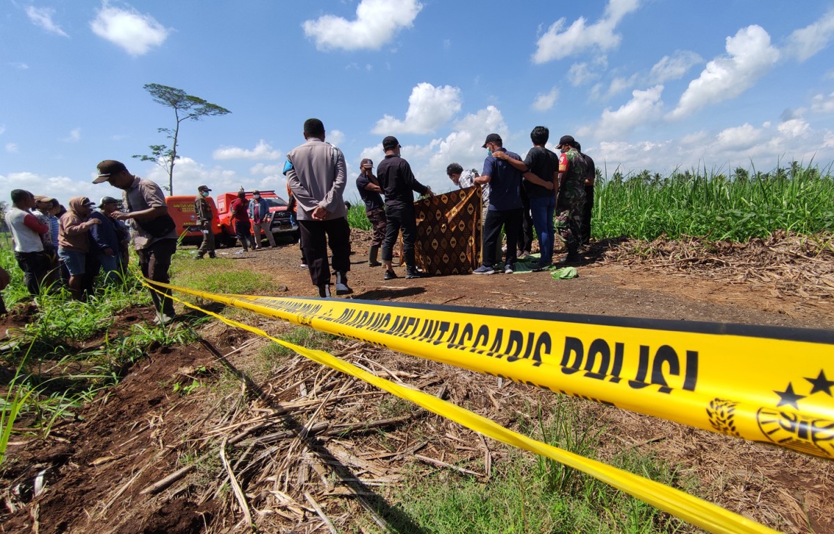 Tim Inafis Polresta Banyuwangi saat melakukan identifikasi dan olah TKP pembacokan (Foto: Eko Purwanto/jatimnow.com)