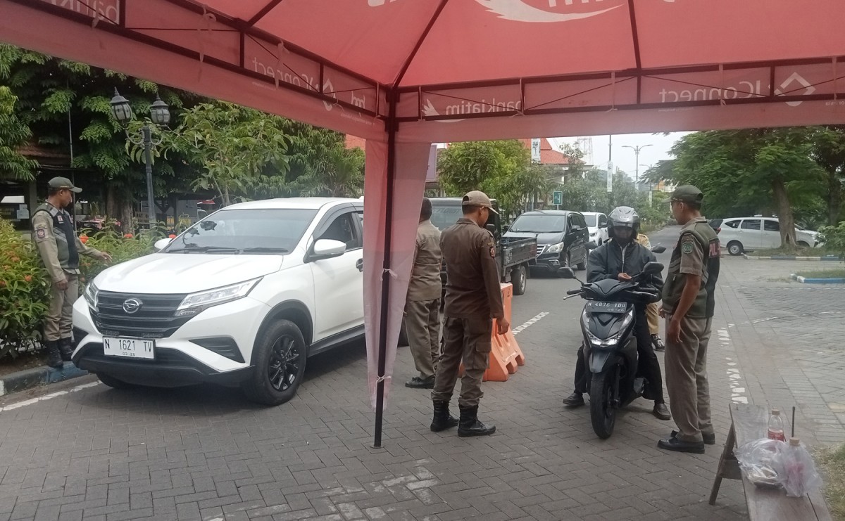 Penjagaan di perkantoran Pemkab Pasuruan (Foto: Moch Rois/jatimnow.com)