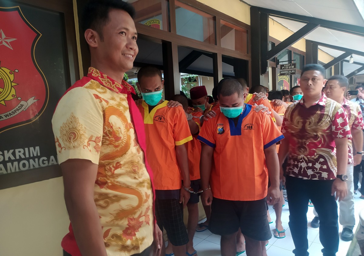 Para tersangka kekerasan dan penganiayaan yang melibatkan anggota perguruan silat di Lamongan (Foto: Adyad Ammy Iffansah/jatimnow.com)