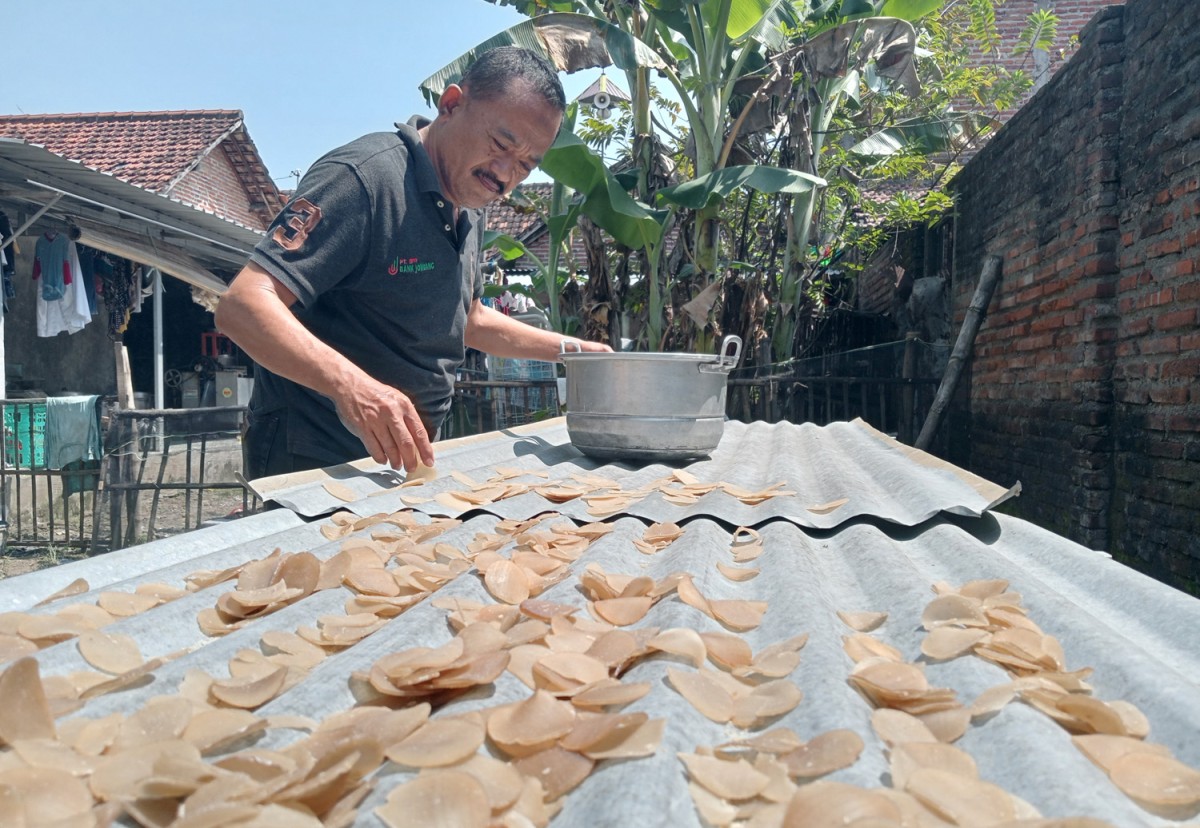Ferdi, pedagang kerupuk keliling yang mendaftar Bacaleg Partai Golkar Jombang (Foto-foto: Elok Aprianto/jatimnow.com)