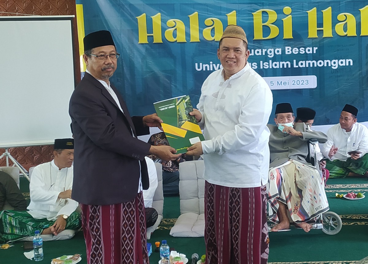 Ketua Pengurus YPPTI Sunan Giru, Bambang Eko Muljono saat mengangkat Pj Rektor Abdul Ghofur (Foto: Adyad Ammy Iffansah/jatimnow.com)