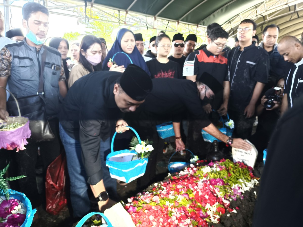 Prosesi pemakaman jenazah mantan Wali Kota Surabaya Whisnu Sakti Buana (Foto-foto: Rama Indra/jatimnow.com)