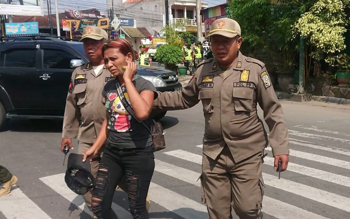 Razia pengamen yang dilakukan petugas gabungan di Tulungagung (Foto: Bramanta Pamungkas/jatimnow.com)