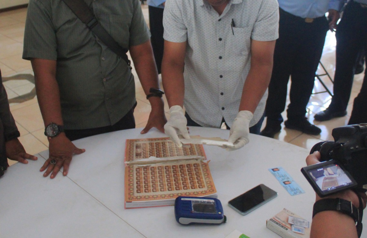 Petugas Lapas Pemuda Madiun saat menggagalkan penyelundupan sabu dalam Alquran (Foto: Humas Kanwil Kemenkumham Jatim)