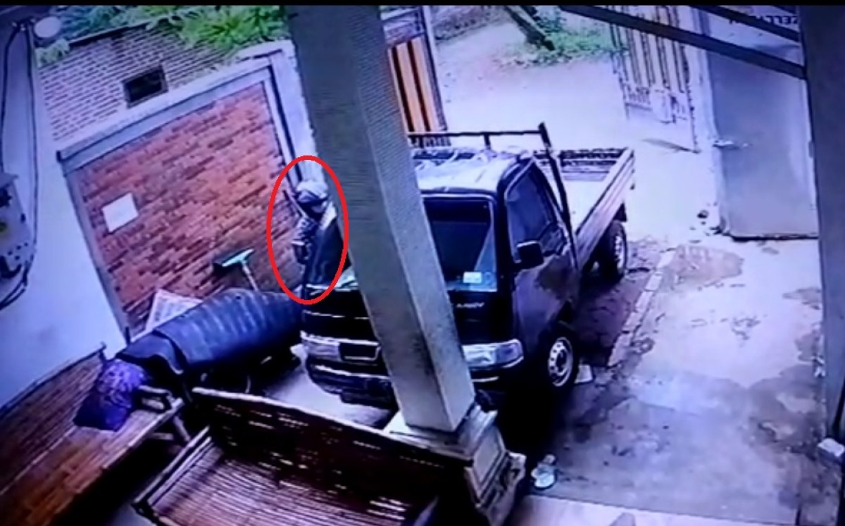 Tangkapan layar CCTV. Pelaku saat beraksi mencuri pikap dengan santai. (Foto: Achmad Supriyadi/jatimnow.com)