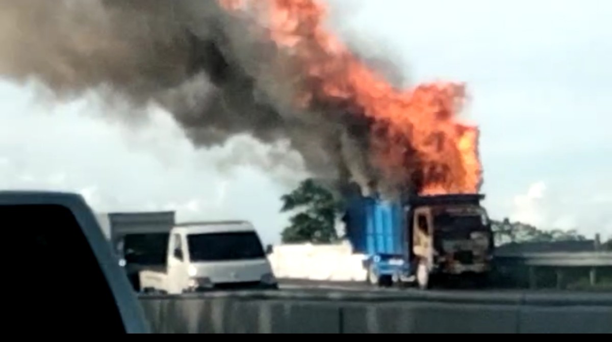 Truk yang terbakar di Tol Sidoarjo. (Tangkapan layar)