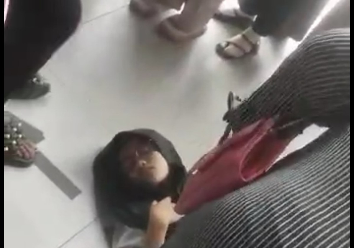 Seorang wanita diduga pengunjung Mie Gacoan pingsan. (Tangkapan layar)