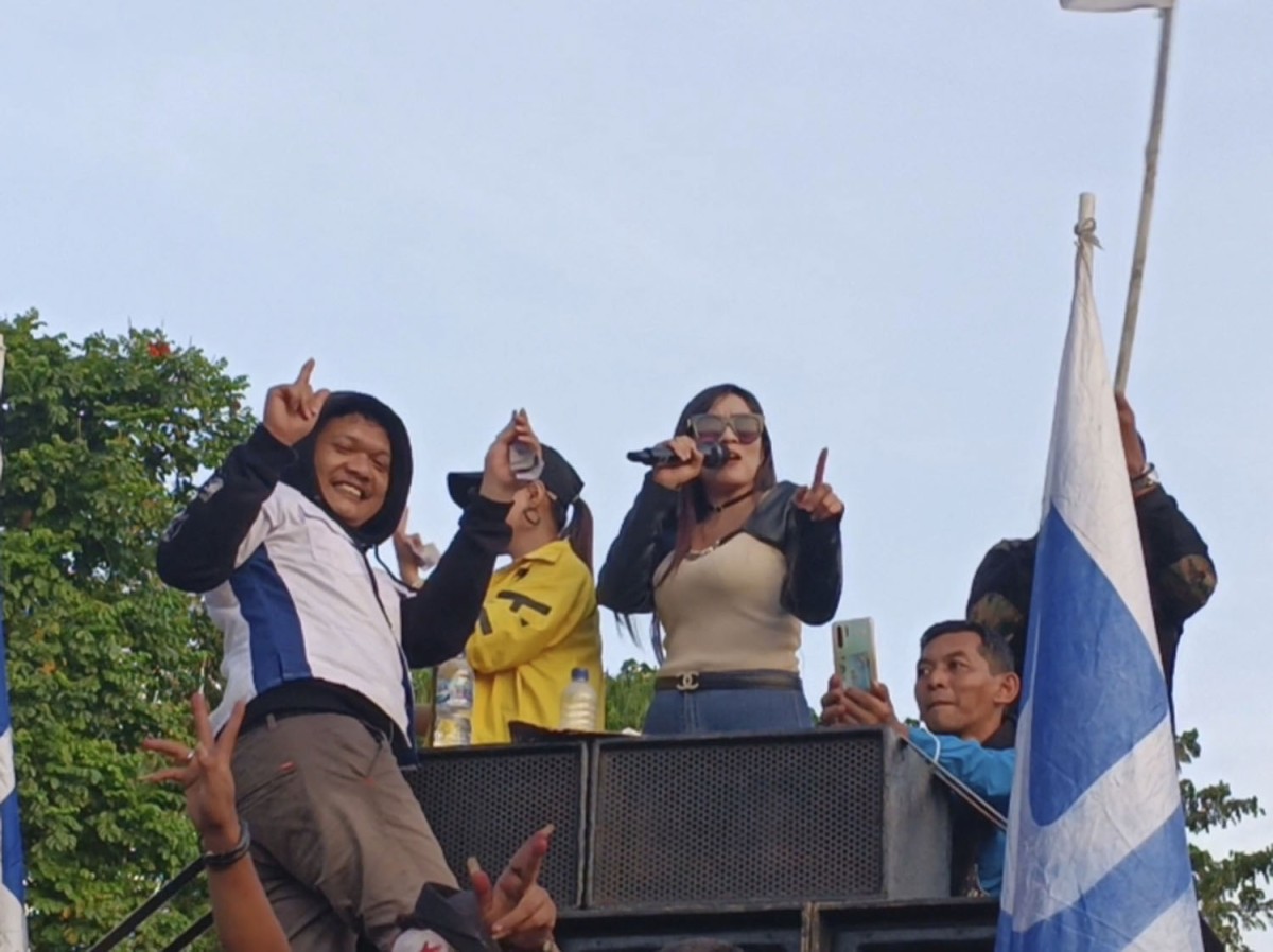 Salah satu buruh menyawer biduan yang mengibur peringatan May Day 2023 di Surabaya (Foto-foto: Rama Indra/jatimnow.com)