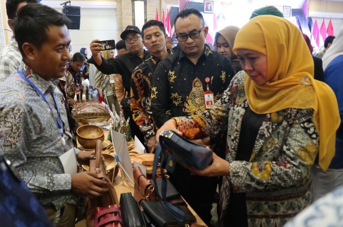 Khofifah saat memamerkan produk UMKM dalam Misi Dagang di Lampung (Foto: Bank Jatim for jatimnow.com)