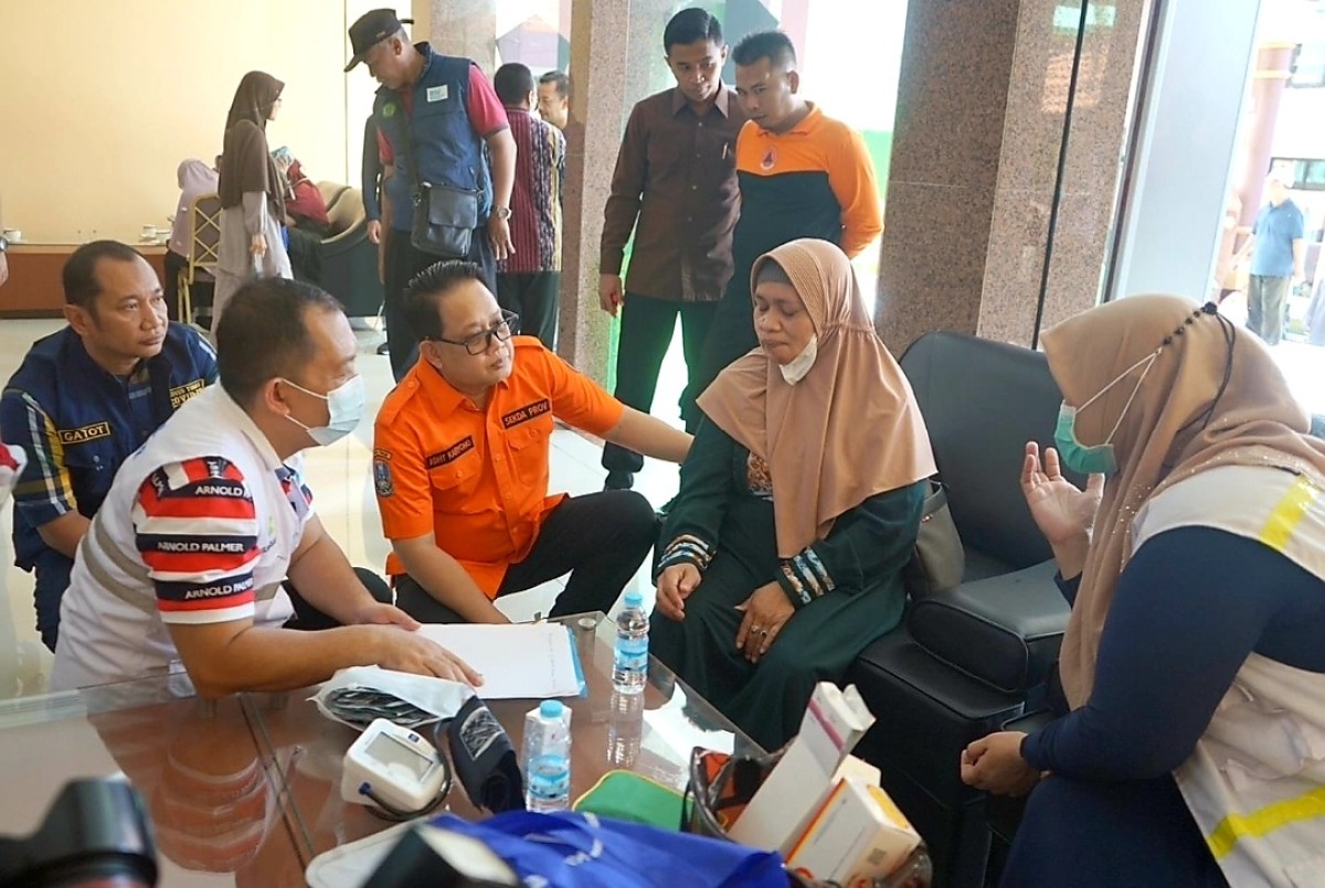 Sekda Jatim Adhi Karyono saat menemui salah satu penyintas konflik Sudan (Foto: BPBD Jatim for jatimnow.com)