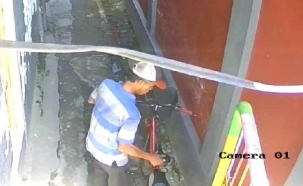 Tampang pelaku pencurian sepeda pancal dan Hp di Tegalsari Surabaya. (Dok. Unit Reskrim Polsek Tegalsari Surabaya for Jatimnow.com)