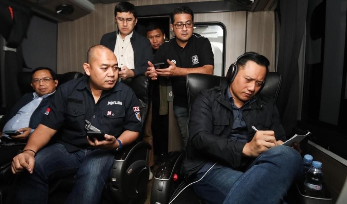 AHY didampingi Sekjen Teuku Riefky Harsya saat duduk satu bus saat membuka diskusi virtual perjalanan Solo-Pacitan (foto: Demokrat for jatimnow.com)