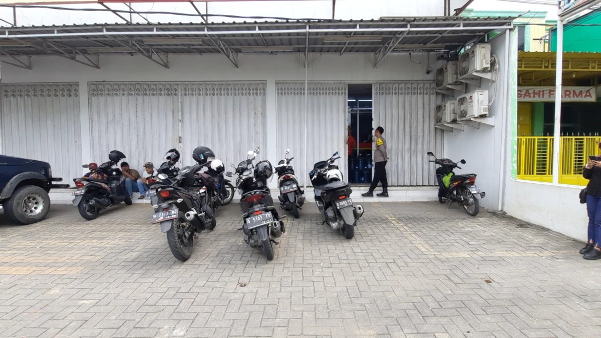 Polisi saat melakukan olah tempat kejadian perkara. (Foto: Achmad Supriyadi/jatimnow.com)