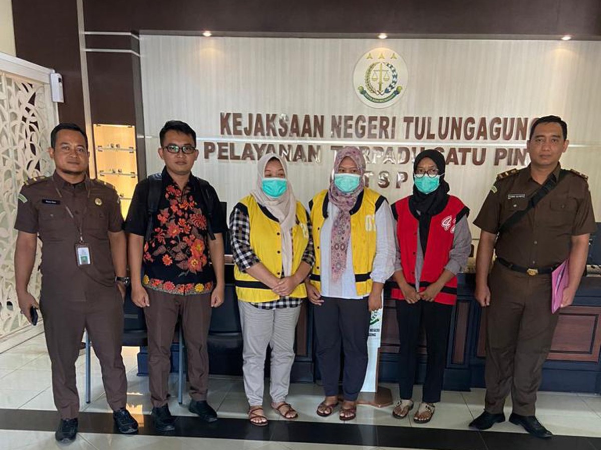 Tiga wanita yang terlibat korupsi Dana PNPM ditahan di Rutan Kejati Jatim di Surabaya (Foto: Kejaksaan Negeri Tulungagung)