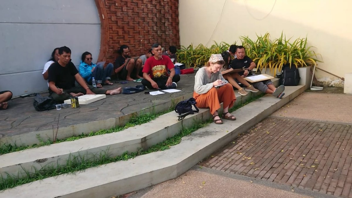 Seniman melukis bersama di seputaran Tugu Reog kendang di Tulungagung. (Foto-foto: Bramanta Pamungkas/jatimnow.com)