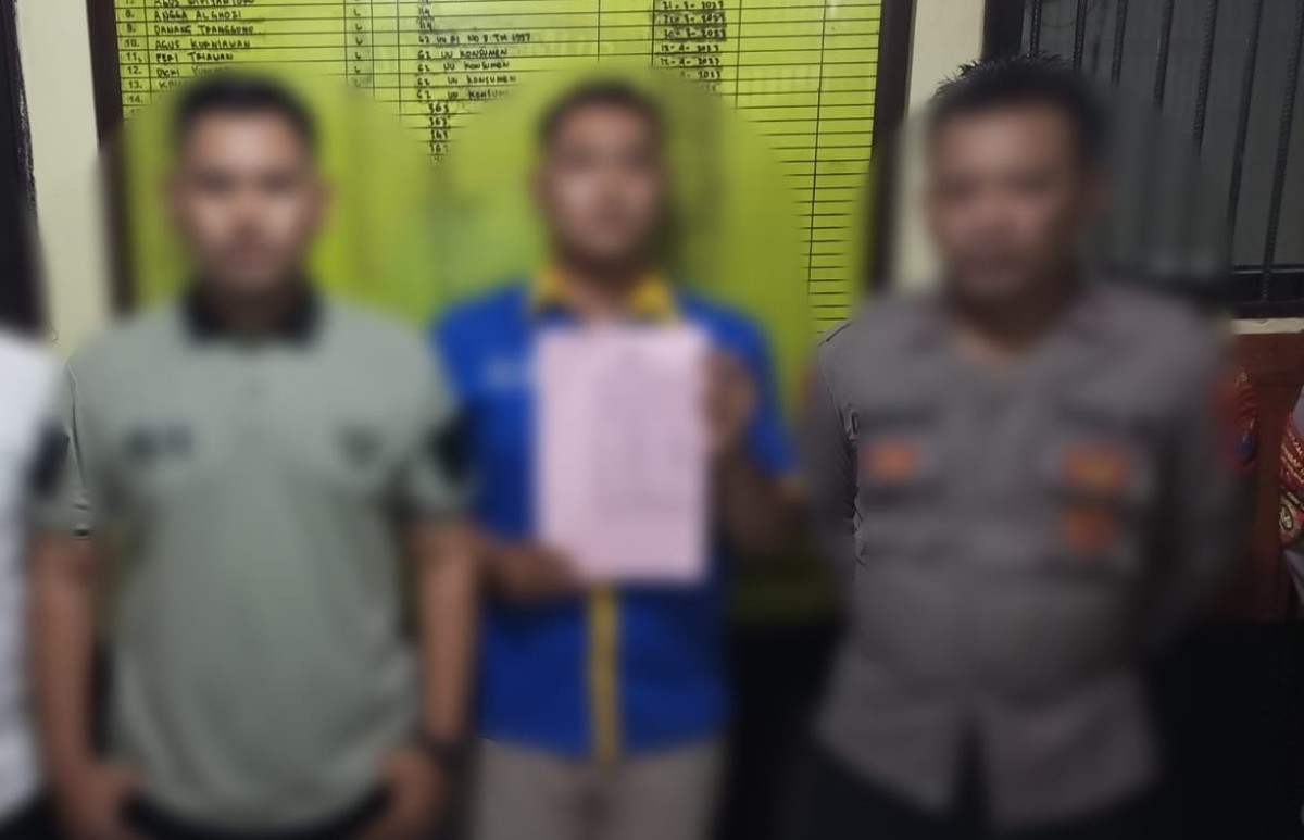 Tersangka MVA diapit petugas setelah menjalani pemeriksaan.(foto: Dok Polres Tulungagung for jatimnow.com)